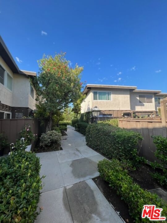 4575 Inglewood Boulevard, Culver City CA: https://media.crmls.org/mediaz/1e953b3a-d162-4989-bf60-966f8ceaa5db.jpg