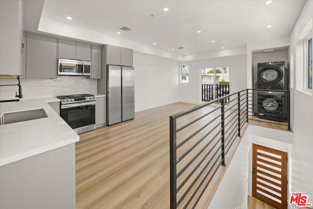910 N Hudson Avenue, Los Angeles CA: https://media.crmls.org/mediaz/1e95b4c7-0a5d-41a3-a3f5-0e8f7c0608cc.jpg
