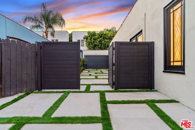 7957 Fountain Avenue, West Hollywood CA: https://media.crmls.org/mediaz/1e964480-eaf7-4a62-a275-a67de4c67964.jpg
