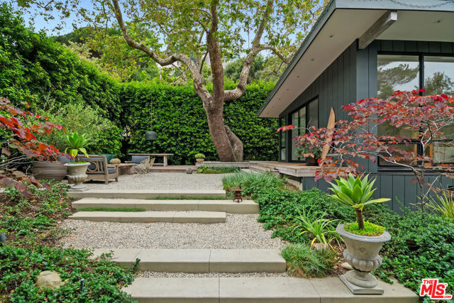 431 W Rustic Road, Santa Monica CA: https://media.crmls.org/mediaz/1e96a216-d253-4795-bd29-561df0ae8e05.jpg