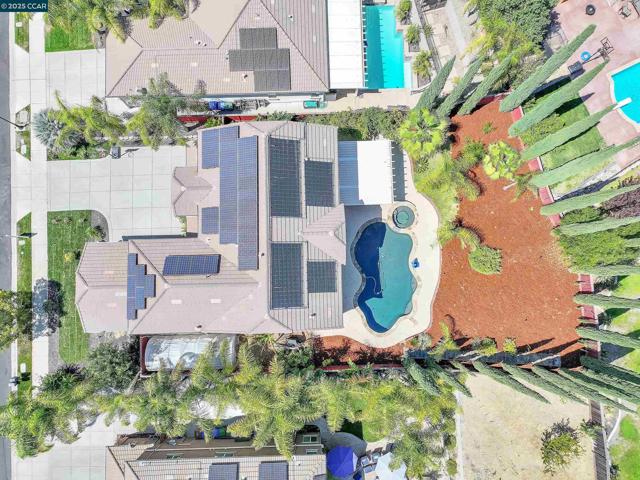 2593 Camel Back Rd, Brentwood CA: https://media.crmls.org/mediaz/1e96ac89-4e87-43a0-af95-d1fa9452cf41.jpg