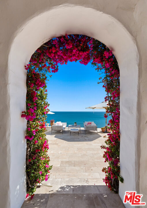 https://media.crmls.org/mediaz/1e96f6cb-eca9-42c7-a24e-929b78832218.jpg?preset=X-Large