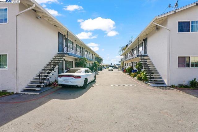 27070 Manon Ave, Hayward CA: https://media.crmls.org/mediaz/1e974b5b-902b-45e4-9ab3-519e460053fb.jpg
