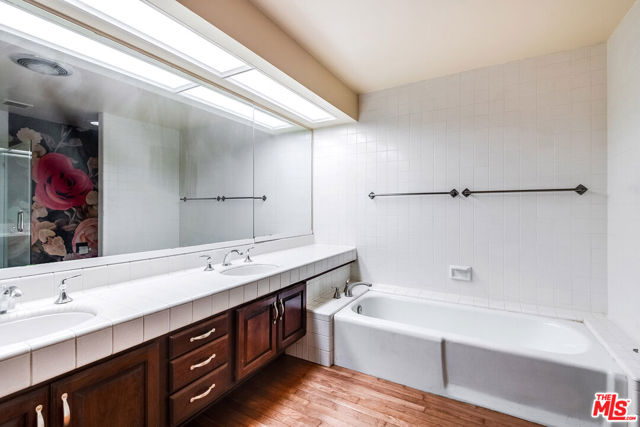 211 S Spalding Drive, Beverly Hills CA: https://media.crmls.org/mediaz/1e98a188-3749-45eb-91ff-035fdaca9347.jpg