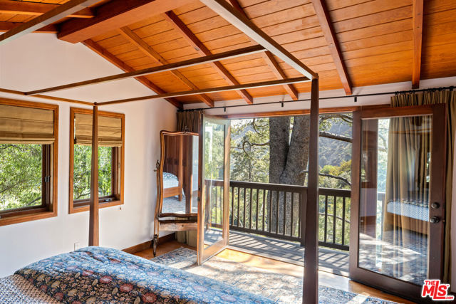 2415 Castilian Drive, Los Angeles CA: https://media.crmls.org/mediaz/1e9919b4-e8cd-4256-902e-9f9359a56570.jpg