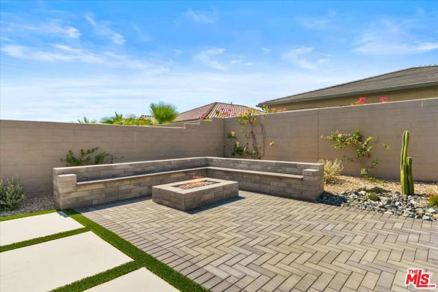 43 Zinfandel, Rancho Mirage CA: https://media.crmls.org/mediaz/1e997f8f-c33c-4756-91dd-de3ad51e0454.jpg