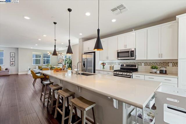 4023 Clare St, Dublin CA: https://media.crmls.org/mediaz/1e9a3c5c-8742-414a-9218-8593d8e2cf85.jpg