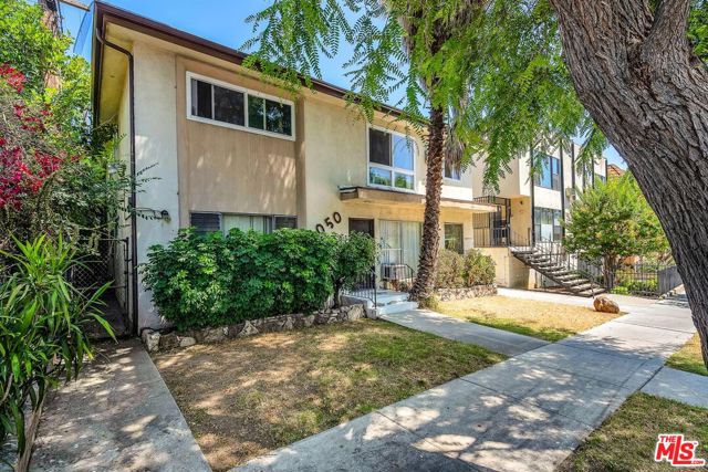 1050 N Laurel Avenue, West Hollywood CA: https://media.crmls.org/mediaz/1e9a4971-fd03-4a38-9641-4b0a886b0feb.jpg