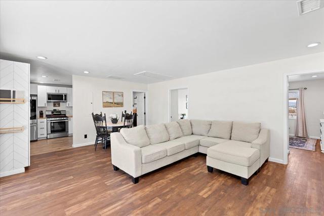 20403 Rancho Villa Rd, Ramona CA: https://media.crmls.org/mediaz/1e9a6fce-3247-43fc-b8ad-d56c7108d626.jpg