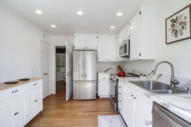 3319 Caminito Eastbluff, La Jolla CA: https://media.crmls.org/mediaz/1e9ab090-cf14-42e2-a8d6-ebf8c8821995.jpg
