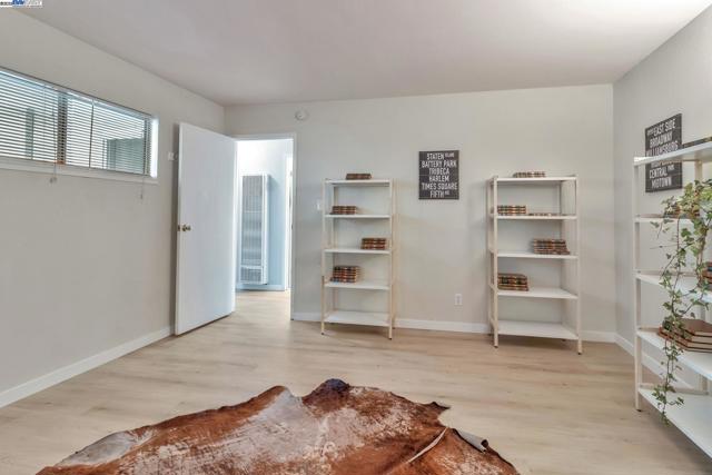 3877 Howe St, Oakland CA: https://media.crmls.org/mediaz/1e9b17e9-8fec-4115-8836-875888f63a4b.jpg