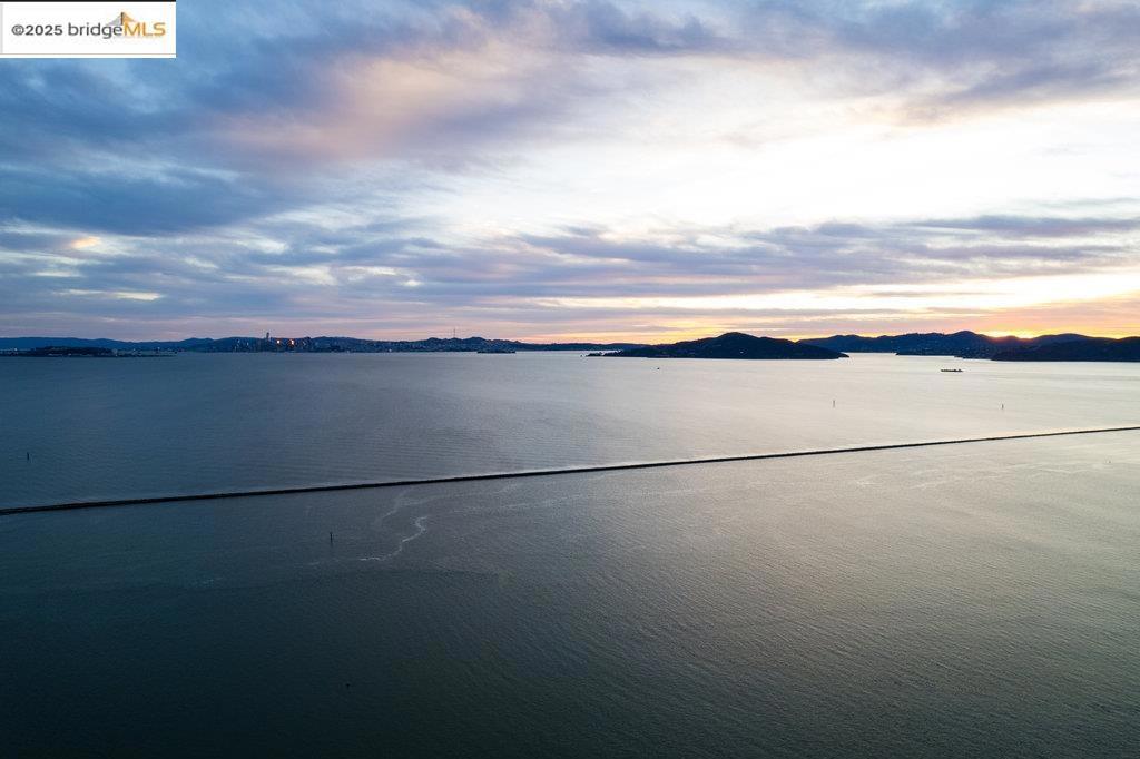 https://media.crmls.org/mediaz/1e9ca263-8665-4cb1-b30d-eefc0754b9fa.jpg?preset=X-Large