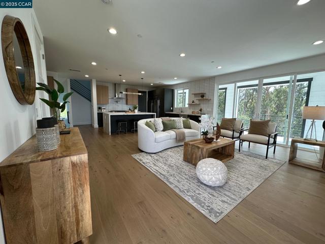 9 Turner Ct, Oakland CA: https://media.crmls.org/mediaz/1e9d79c3-e718-44d0-ba8a-573388823bae.jpg