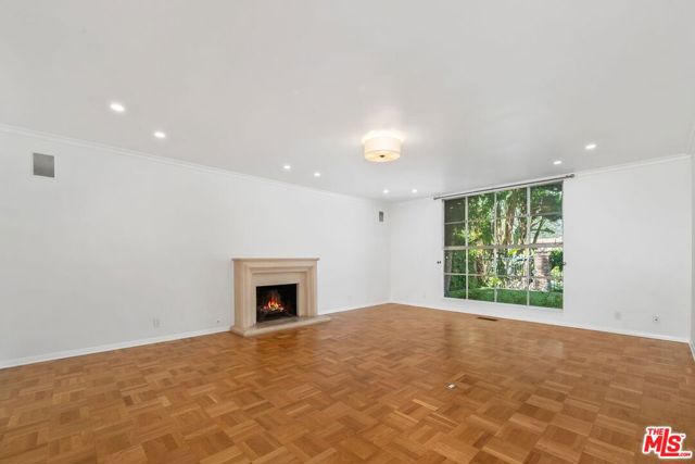 517 N Elm Drive, Beverly Hills CA: https://media.crmls.org/mediaz/1e9e295a-1d69-4dae-ac5c-2df9b256ced9.jpg