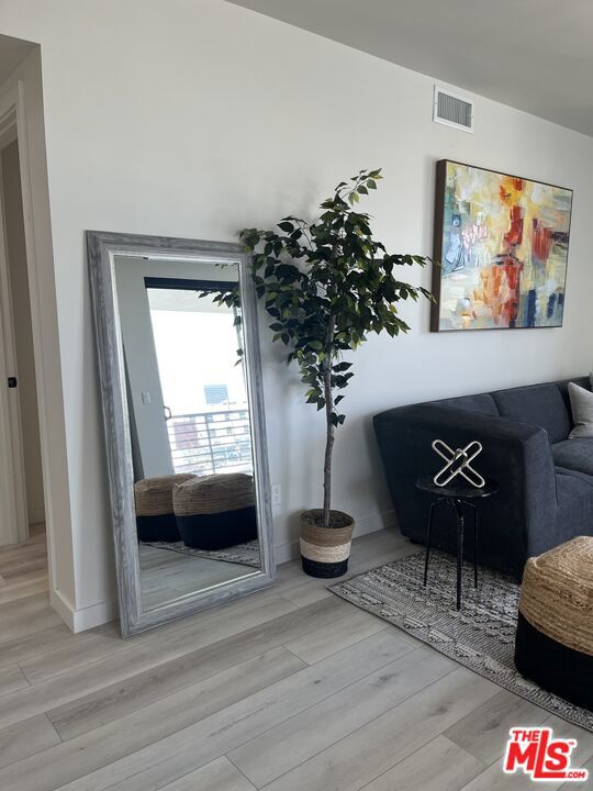 124 S Croft Avenue, Los Angeles CA: https://media.crmls.org/mediaz/1e9e99e8-e1c7-4126-96b4-16cb76898198.jpg