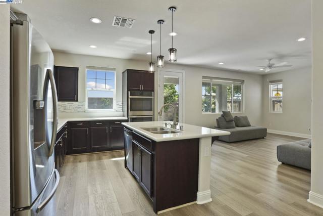 1503 S Oliveira Dr, Mountain House CA: https://media.crmls.org/mediaz/1e9f3b55-c0db-48af-aaf7-4a8d4d16f5cb.jpg