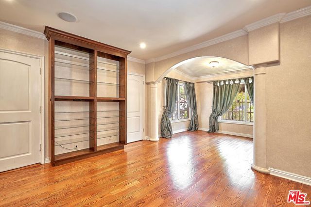 424 N Arden Boulevard, Los Angeles CA: https://media.crmls.org/mediaz/1e9f8230-94ed-44f5-813c-4f858ada1ce6.jpg