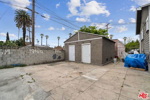 1946 S La Salle Avenue, Los Angeles CA: https://media.crmls.org/mediaz/1ea0af2e-a80d-476b-b2c1-fd1aac7f5fd8.jpg