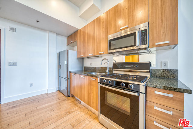 460 S SPRING Street, Los Angeles CA: https://media.crmls.org/mediaz/1ea0fb1e-b586-481e-86b8-a674b67028dd.jpg