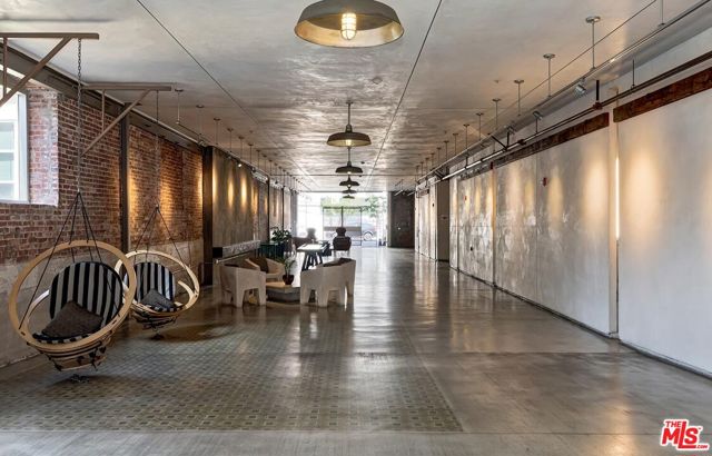 530 S Hewitt Street, Los Angeles CA: https://media.crmls.org/mediaz/1ea10091-ec7b-4403-b1e5-55bf2ffc2e30.jpg