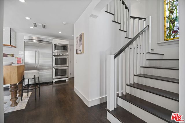 1210 Cabrillo Avenue, Venice CA: https://media.crmls.org/mediaz/1ea11bf7-7d5f-4729-9b55-89b3016ca013.jpg