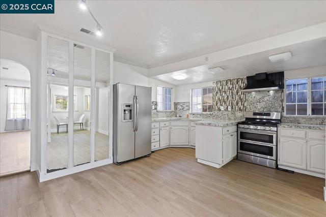 3220 Champion St, Oakland CA: https://media.crmls.org/mediaz/1ea139d1-bb70-4e95-9499-0752a152b83f.jpg