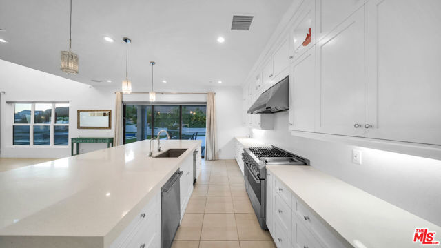 12553 N Ridgeline Road, Porter Ranch CA: https://media.crmls.org/mediaz/1ea1c791-5ae3-4e7c-b032-5561c42328e0.jpg