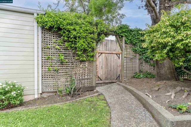 6 View St, Vallejo CA: https://media.crmls.org/mediaz/1ea1d16c-ad68-4398-a169-e10ebe4a940d.jpg