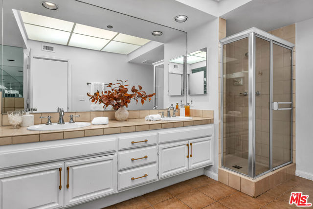 Ensuite Primary Bathroom