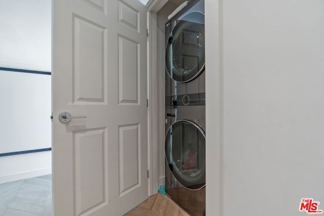 1152 S Windsor Boulevard, Los Angeles CA: https://media.crmls.org/mediaz/1ea1dcf5-69a7-4901-b3a1-908eae08d653.jpg