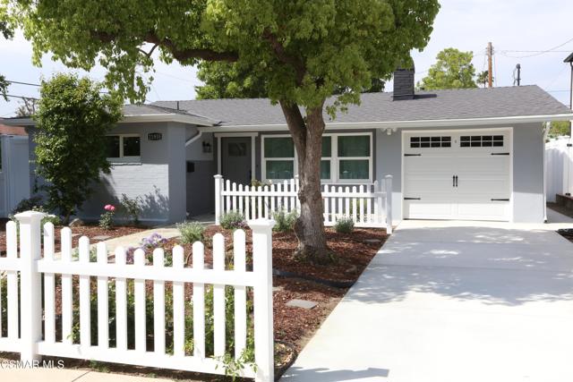 21935 Ybarra Road, Woodland Hills CA: https://media.crmls.org/mediaz/1ea36a66-8d45-4def-94d3-5c142967a1ac.jpg