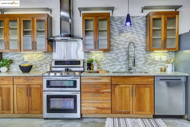 1695 15Th St, Oakland CA: https://media.crmls.org/mediaz/1ea3bbe1-12de-448a-97ba-50ce9c7f908c.jpg