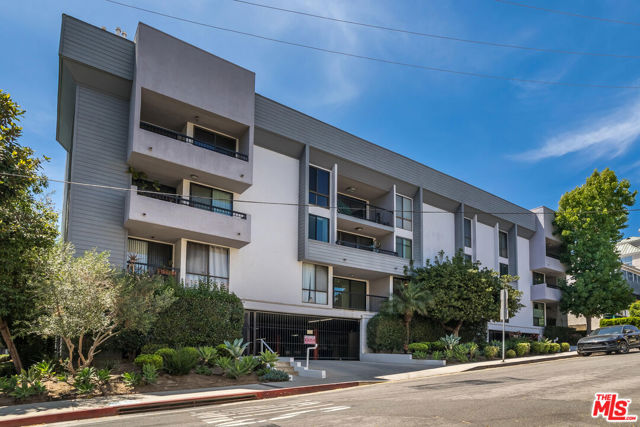 906 N Doheny Drive, West Hollywood CA: https://media.crmls.org/mediaz/1ea3f272-ff4e-4695-a65a-5ad433e81c29.jpg