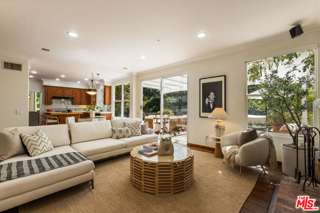 5985 Vista De La Luz, Woodland Hills CA: https://media.crmls.org/mediaz/1ea41e4d-fefe-4a54-9283-f08f87b036c6.jpg