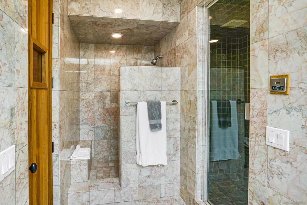 https://media.crmls.org/mediaz/1ea4893d-0901-490a-ba15-1ff8222fcfee.jpg?preset=X-Large