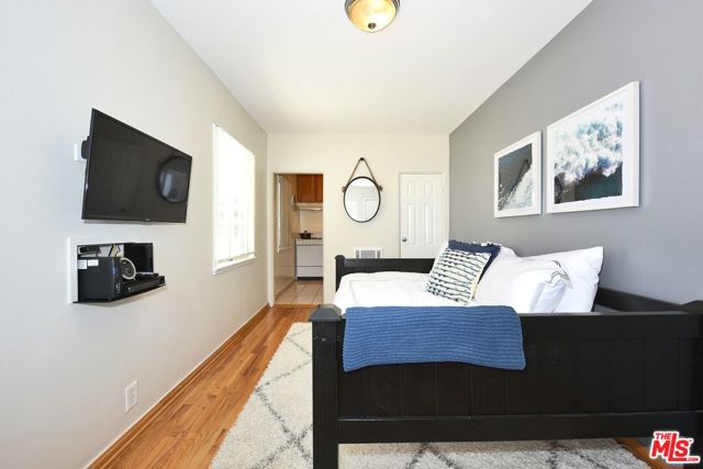16 Clubhouse Avenue, Venice CA: https://media.crmls.org/mediaz/1ea4a319-e126-4471-b092-7e909a730634.jpg