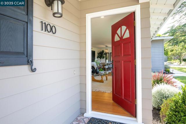 1100 Hillcrest Dr, Lafayette CA: https://media.crmls.org/mediaz/1ea4c1f6-e273-433f-9319-1f2e19829e5e.jpg