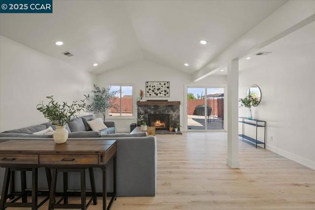 118 Cottonwood Ct, Hercules CA: https://media.crmls.org/mediaz/1ea4d124-d6de-468c-86c9-9dde45867c0a.jpg