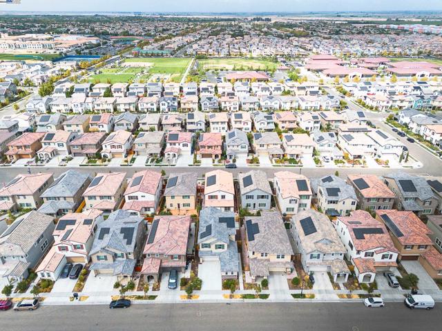 257 E Terra Mia Ave, Mountain House CA: https://media.crmls.org/mediaz/1ea67ceb-2e4b-41a2-b706-11cfa044056d.jpg