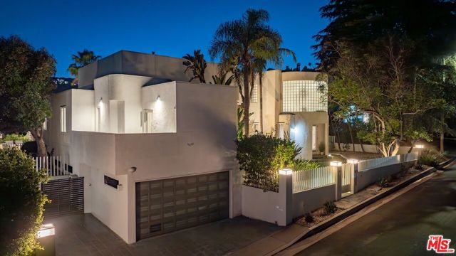 2029 Mount Olympus Drive, Los Angeles CA: https://media.crmls.org/mediaz/1ea685c7-a5c7-4a0c-9d12-cd788db98f88.jpg