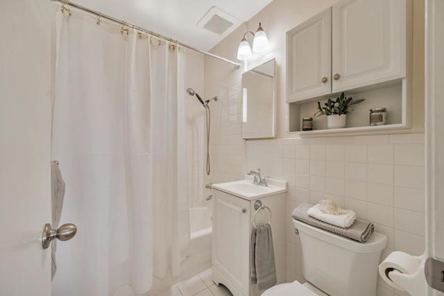 508 Wessex Way, Belmont CA: https://media.crmls.org/mediaz/1ea8dedf-b45a-4720-a91b-728498b8aa86.jpg