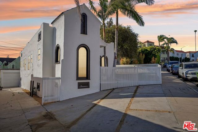 2353 Lucerne Avenue, Los Angeles CA: https://media.crmls.org/mediaz/1ea96126-d776-412e-8048-68be2bb1ee5f.jpg