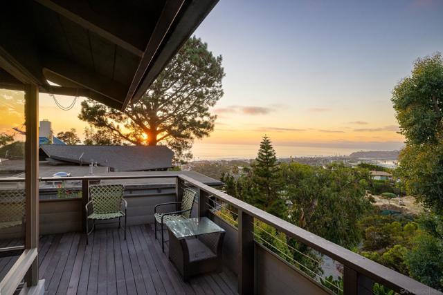 364 Bellaire Street, Del Mar CA: https://media.crmls.org/mediaz/1ea9a29c-82b5-4e4f-86b5-d07d544210a1.jpg