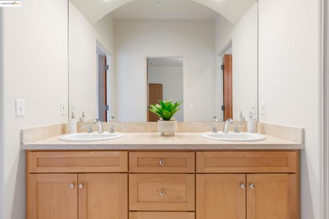 50 Pine Hills Ct, Oakland CA: https://media.crmls.org/mediaz/1eaa2f9a-96c8-40db-8123-b30429507476.jpg