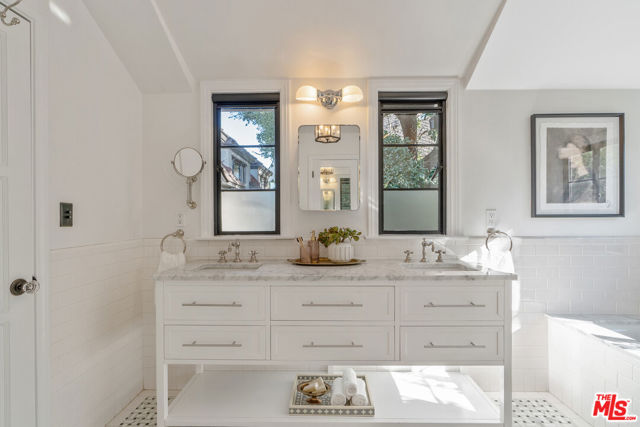 3827 Carnavon Way, Los Angeles CA: https://media.crmls.org/mediaz/1eaa7465-628b-490c-a372-a14a53ff6fce.jpg
