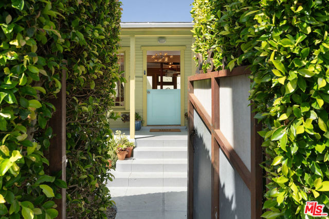 2311 Glencoe Avenue, Venice CA: https://media.crmls.org/mediaz/1eaa991f-703b-4fde-9c40-b0fd96ecac78.jpg