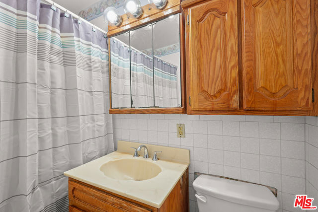 2101 N Almadale Avenue, Los Angeles CA: https://media.crmls.org/mediaz/1eaacfdb-cc73-4ede-b038-9444653e72cf.jpg
