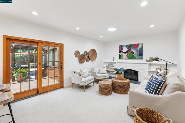 1752 Berrywood Ct, Concord CA: https://media.crmls.org/mediaz/1eaae76d-4d11-4682-8efa-e340d82b2181.jpg