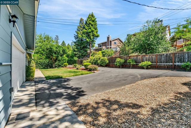 57 Jemco Ct, Pleasant Hill CA: https://media.crmls.org/mediaz/1eaafff2-9891-44d3-aaea-6287891d422e.jpg