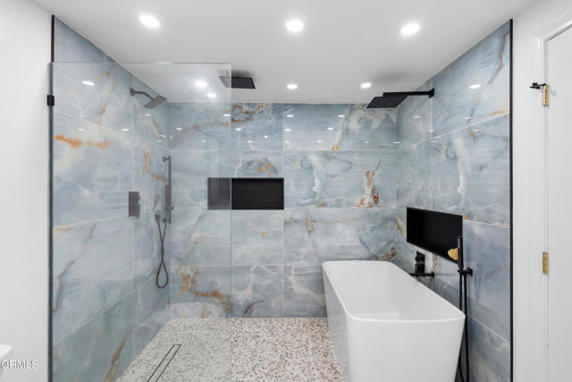 3960 W Hemlock Street, Oxnard CA: https://media.crmls.org/mediaz/1eabfd68-b40e-4f1f-8d35-5ed9d37b0239.jpg